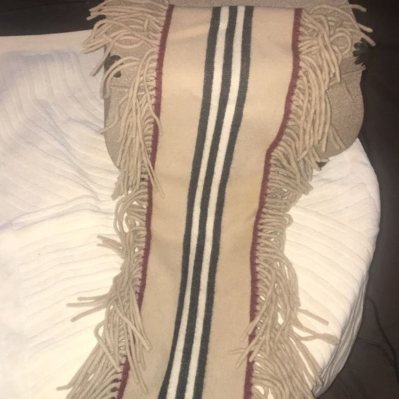 💯% authentic Burberry fringed neck scarf🧣 - Picture 3 of 3